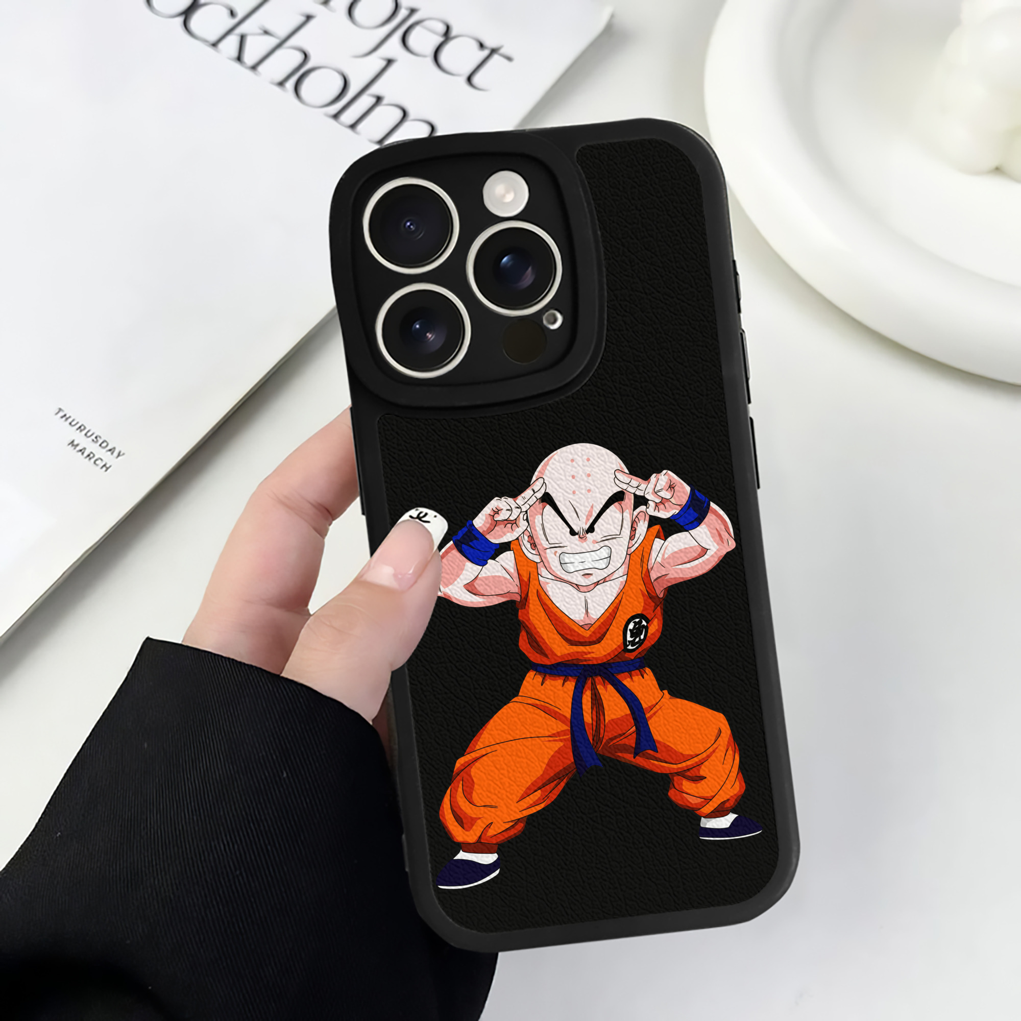 （画像用） ドラゴンボール クリリン DRAGON BALL krillin 【iPhone 16シリーズ対応】シリコンスマホケース（レザー調） 材質：シリコン